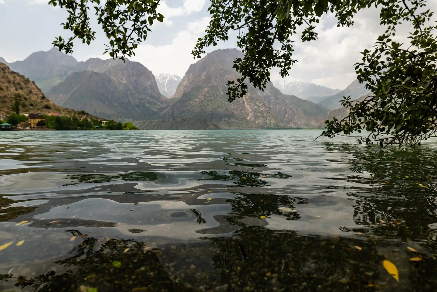 Искандеркуль: бирюзовая вода и арча на берегу
